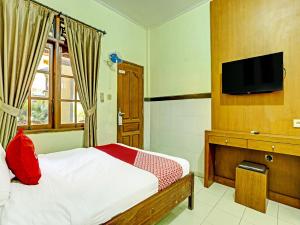 Katil atau katil-katil dalam bilik di OYO Collection O 91125 Puri Dewa Bharata