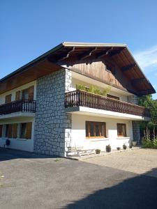 un edificio con un balcón en el lateral. en Le cloiset, en Châtillon-sur-Cluses