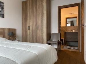 a bedroom with a bed and a desk and a mirror at Appartamento trilocale luxory,sulle piste da sci in Bormio