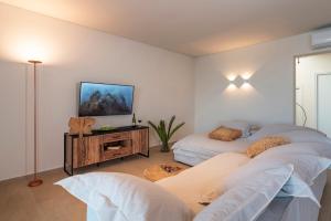Кровать или кровати в номере Aethrion Villas & Suites