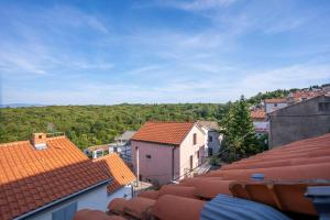 vista dai tetti degli edifici di una città di THE OLD TOWN HOUSE a Dobrinj
