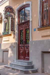 uma porta de madeira na lateral de um edifício em Kope Palace em Tbilisi