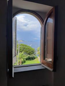 otwartym oknem z widokiem na ocean w obiekcie Casa Raia - Overlooking the sea w mieście Procida
