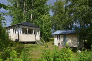 uma pequena casa no meio de um campo em Guesthouse on an Island em Dekarsön