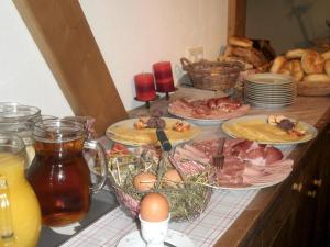 uma mesa com pratos de comida, ovos e pão em Studlerhof em Oberperfuss