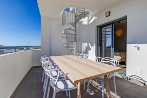 Ban công/sân hiên tại Luxury Two Bedroom Apartment with Private Roof Terrace and Hot Tub