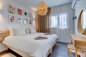 Giường trong phòng chung tại Luxury Two Bedroom Apartment with Private Roof Terrace and Hot Tub
