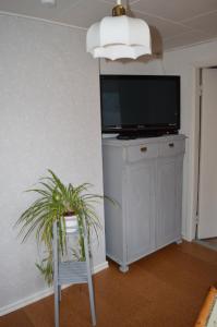 TV a/nebo společenská místnost v ubytování Bodasjön II