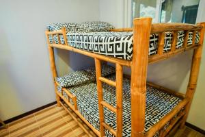 מיטה או מיטות קומותיים בחדר ב-2BR House in Elyu for 8 pax with Pool Access