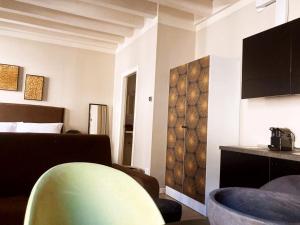 a living room with a couch and a bed at Gatto Bianco Santa Caterina in Bergamo
