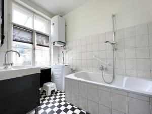 A bathroom at Stadtjuwel mit Pfänderblick