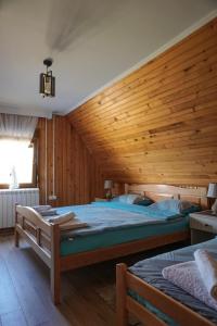 - une chambre avec 2 lits dans une pièce en bois dans l'établissement Vila Durmitor Nest Krstajic, à Žabljak 86 autres photos
