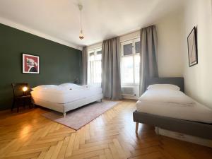A bed or beds in a room at Stadtjuwel mit Pfänderblick