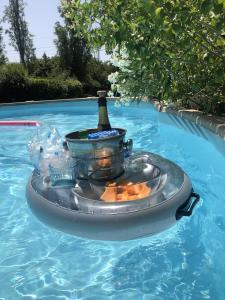 un focolare in piscina con una bottiglia di champagne di La Villa di Arezzo a San Zeno