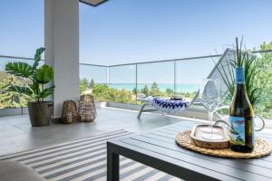 stół z butelką wina na balkonie w obiekcie Lake Spirit Boutique Apartments w mieście Balatonalmádi