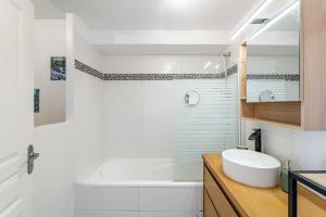 Kúpeľňa v ubytovaní Le CapCanaille par Dodo-a-Cassis