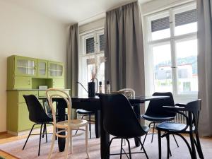 A seating area at Stadtjuwel mit Pfänderblick