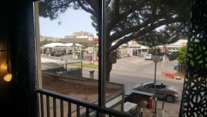 una vista desde una ventana de una calle con coche en Studio à Calvi proche de la mer et des commerces, en Calvi 8 fotos más