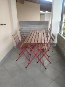 una mesa de picnic y 2 sillas en un porche en Appartamento Eleonora, en Muscoline