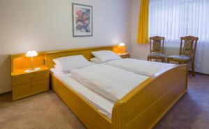 Cama o camas de una habitación en Hotel Schloessmann Garni
