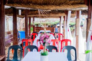 um grupo de mesas e cadeiras com flores em Marick Beach Resort em Carmen