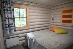 - une chambre avec un lit et une fenêtre dans l'établissement Rukajärven Lomamajat Apartment 4, à Ruka
