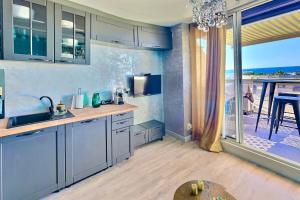 kuchnia z widokiem na ocean z balkonu w obiekcie appartement luxe balnéothérapie au village naturiste du cap d'agde w Cap d'Agde