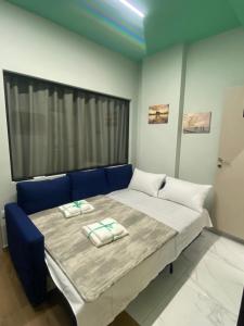 1 dormitorio con 1 cama con 2 almohadas en Treasure box apartment _Aristotelous square_, en Tesalónica