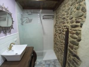 Kamar mandi di Hostal La Medina de Camponaraya