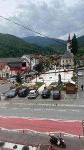 eine Stadt mit Autos auf einem Parkplatz in der Unterkunft Apartament Maria 1 in Băile Herculane