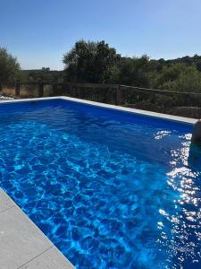 ein großer blauer Pool mit blauem Wasser in der Unterkunft Cigarra Sierra in Córdoba