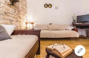 uma sala de estar com um sofá e um piano em Little App - magical surrounding em Sveti Petar u Šumi