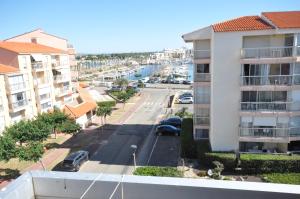 widok z balkonu budynku apartamentowego w obiekcie MontBarcares Le bon coin du Barcarès w mieście Le Barcarès