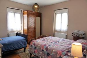 Un pat sau paturi într-o cameră la La p'tite bourgeoise Auxerroise, demeure de charme.
