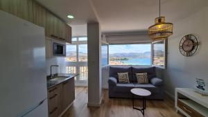 un soggiorno con divano e una grande finestra di Montemar Bellavista CENTRO a Puerto de Mazarrón