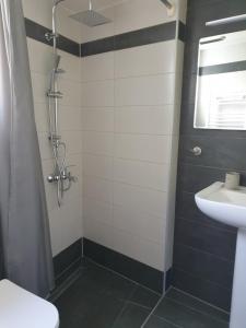 Kúpeľňa v ubytovaní A pleasent small -studio close to the port of Volos