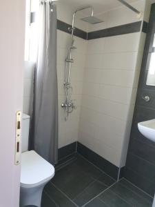 Kúpeľňa v ubytovaní A pleasent small -studio close to the port of Volos