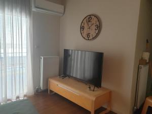 Televízia a/alebo spoločenská miestnosť v ubytovaní A pleasent small -studio close to the port of Volos