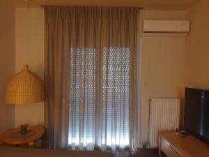 Televízia a/alebo spoločenská miestnosť v ubytovaní A pleasent small -studio close to the port of Volos