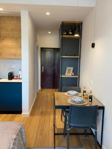 ein Esszimmer und eine Küche mit einem Tisch und Stühlen in der Unterkunft VilaA21 in Bar