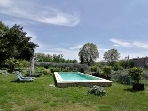 Bazén v ubytovaní BLANCHARD Alain au 8 Bd du temple alebo v jeho blízkosti