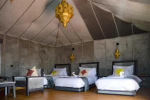 Postel nebo postele na pokoji v ubytování Relaxing Desert Camp + 50 fotografií