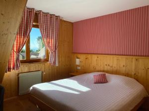 Postel nebo postele na pokoji v ubytování LE CLOS DES SOURCES Hôtel & Spa