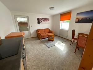ein Wohnzimmer mit einem Sofa und einem Tisch in der Unterkunft Ferienwohnung am Kalkweg in Bad Sooden-Allendorf