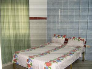 a room with two beds in a room at Hotel Arpa de Aguas in Villavicencio