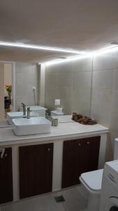 un bagno con due lavandini e un WC di KM Beach View apartment a Chania