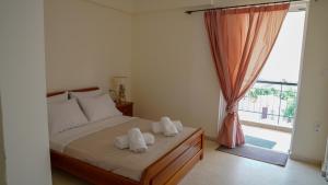 una camera da letto con un letto con asciugamani sopra di KM Beach View apartment a Chania