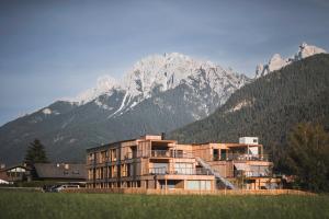 a large building in front of a mountain at Hirben Naturlaub in Villabassa