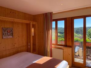 Postel nebo postele na pokoji v ubytování LE CLOS DES SOURCES Hôtel & Spa + 37 fotografií