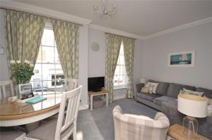 Gallery image of Solent Haven, Lymington with sea views and parking in Lymington